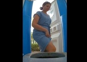 Зашла в туалет пописать и попалась на скрытую камеру